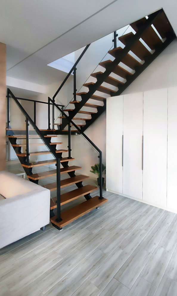 Обложка проекта: Современная лестница в офис