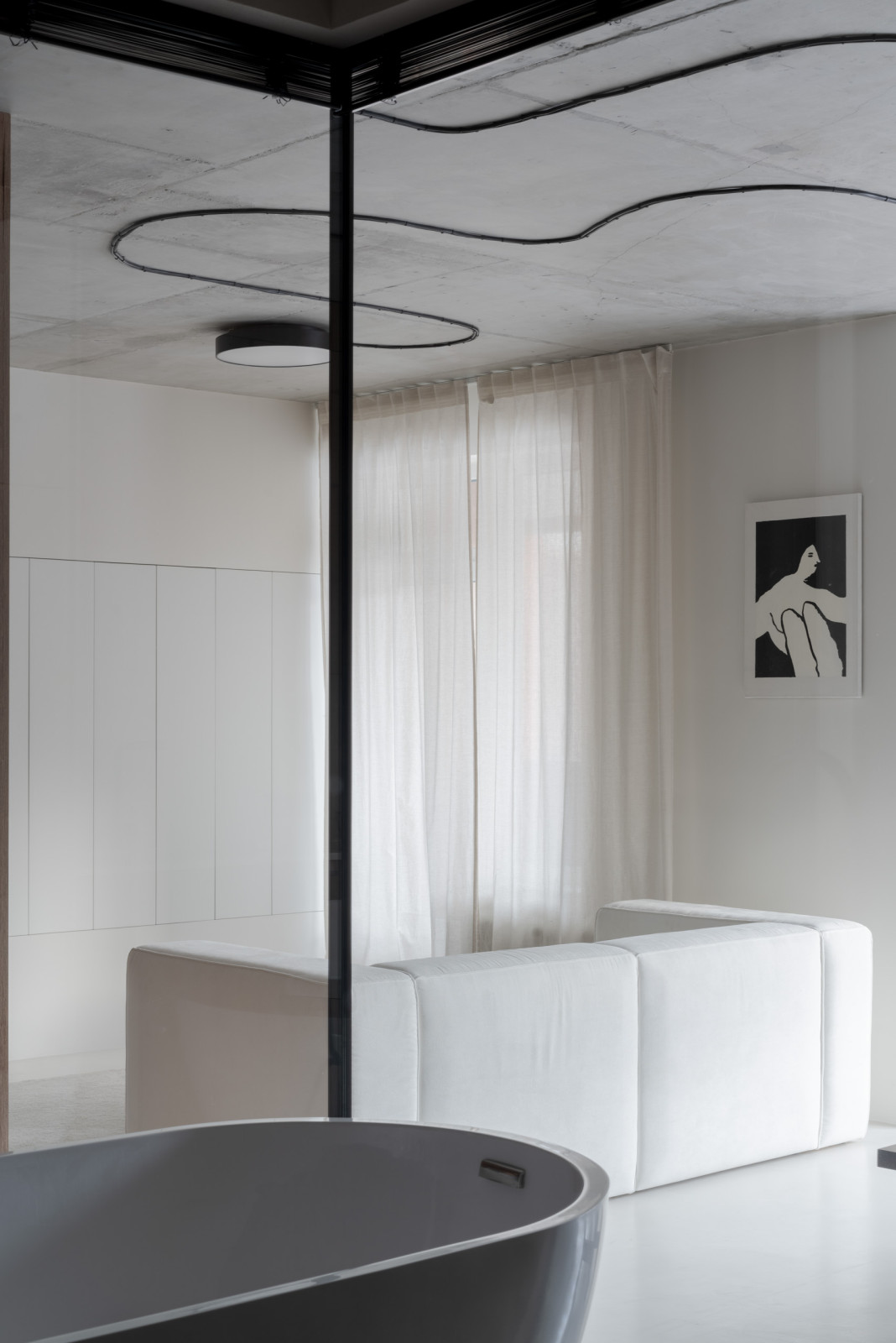 Houzz тур: Квартира для пары — с бетоном и остеклённой ванной