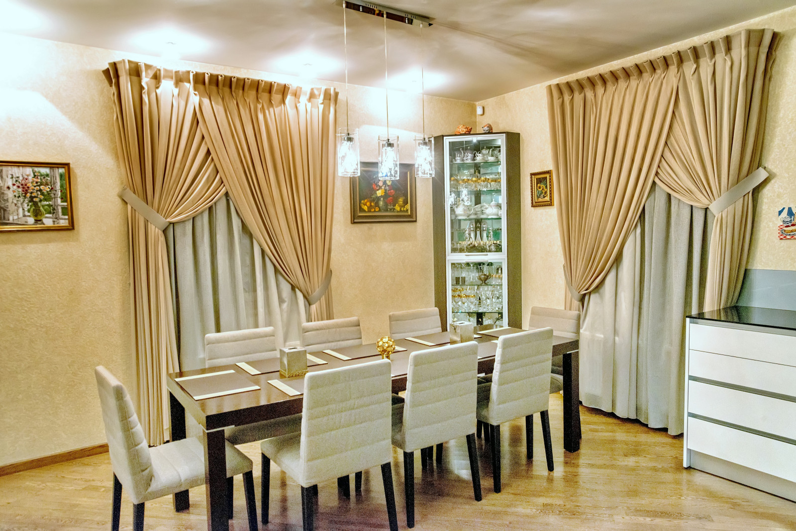 Столовая в частном доме