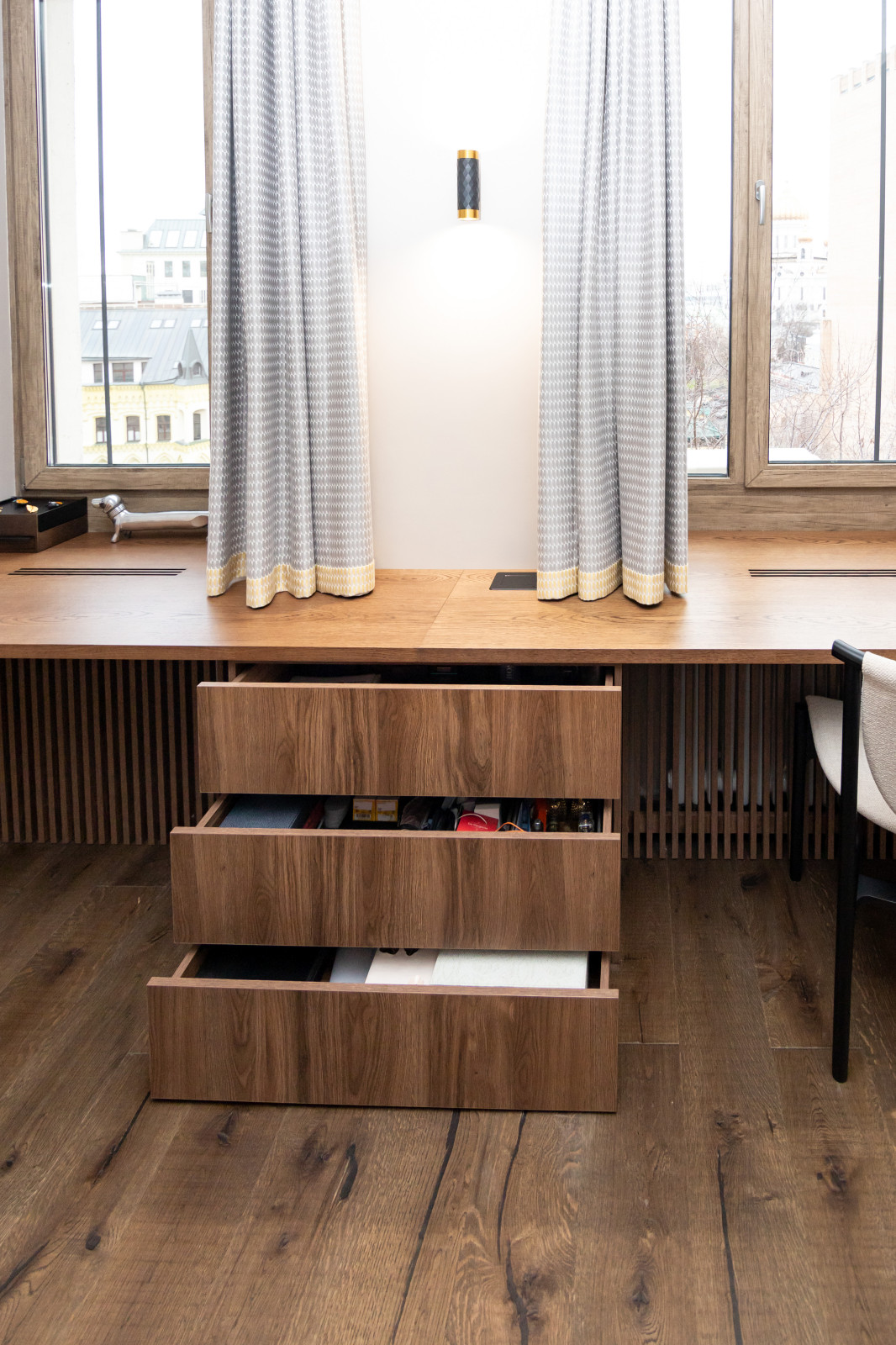 Меблировка спальни: шкаф, стеллаж и стол-подоконник