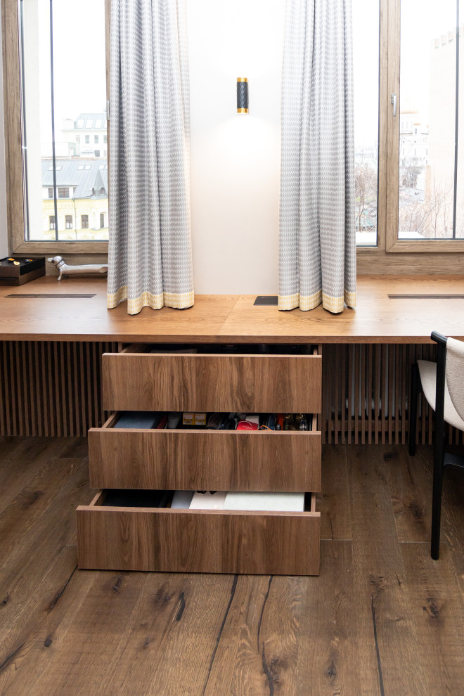 Меблировка спальни: шкаф, стеллаж и стол-подоконник