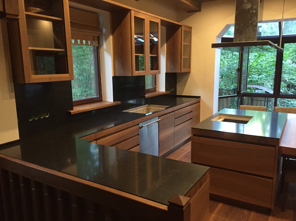 Кухня по нашему дизайну и чертежам для дома, включена в каталог фабрики