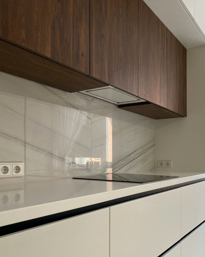 Светлая встроенная угловая кухня с однотонными матовыми фасадами