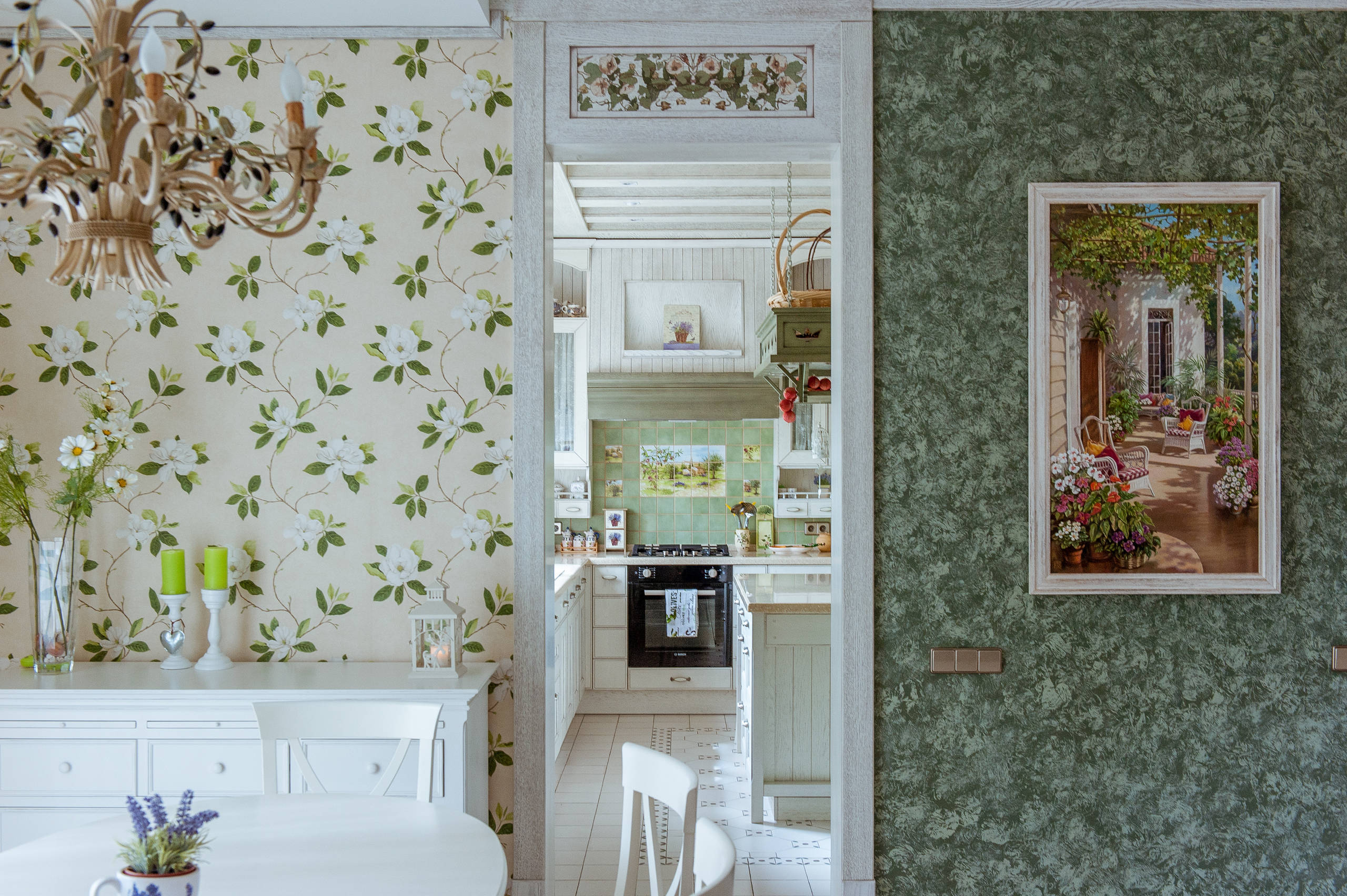 Houzz тур: Пронизанный солнцем дом с двухпролетной лестницей и камином