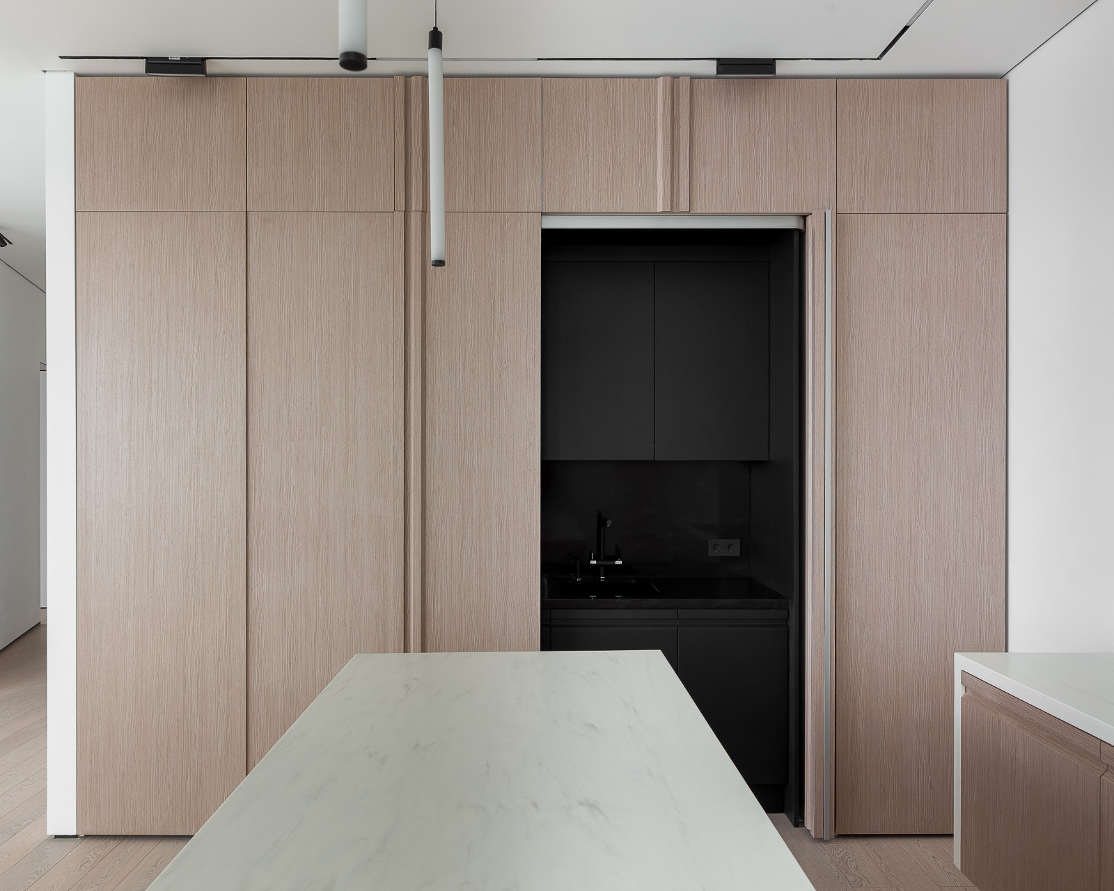 Обложка проекта: Скрытая кухня с островом и складными фасадами в ЖК Сердце столицы