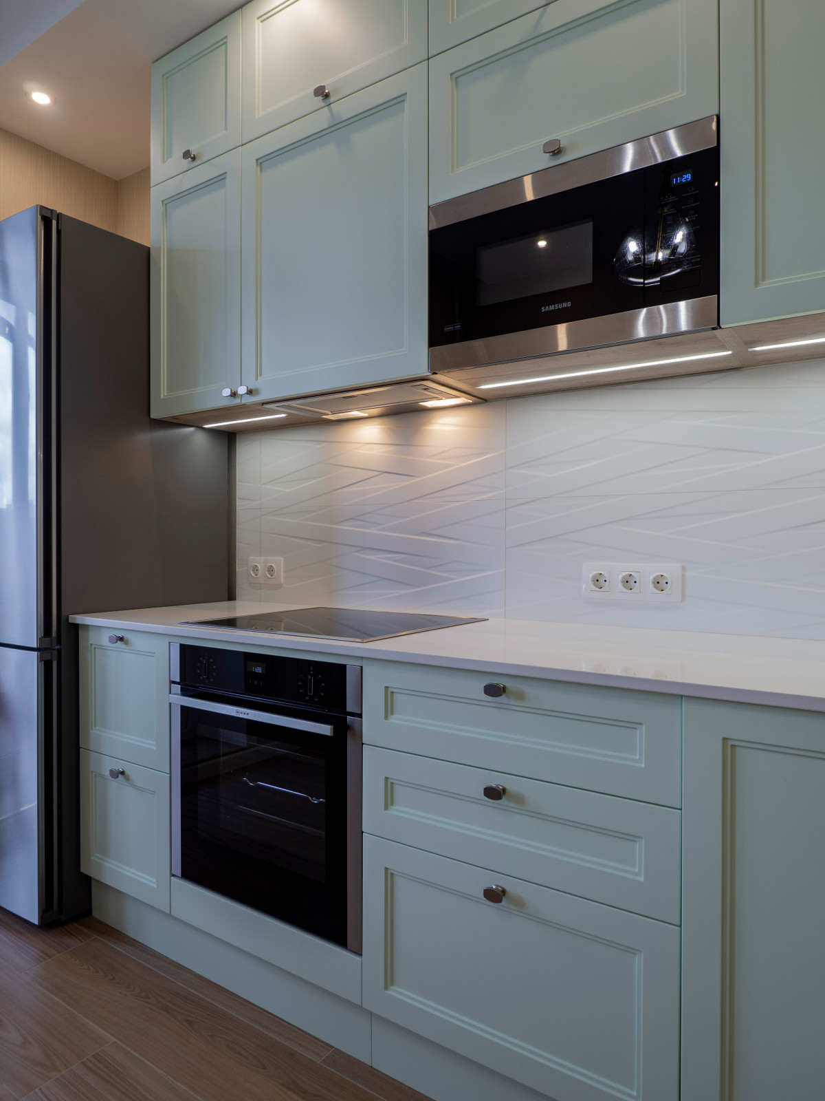 Нежная светло-мятная кухня в стиле неоклассика