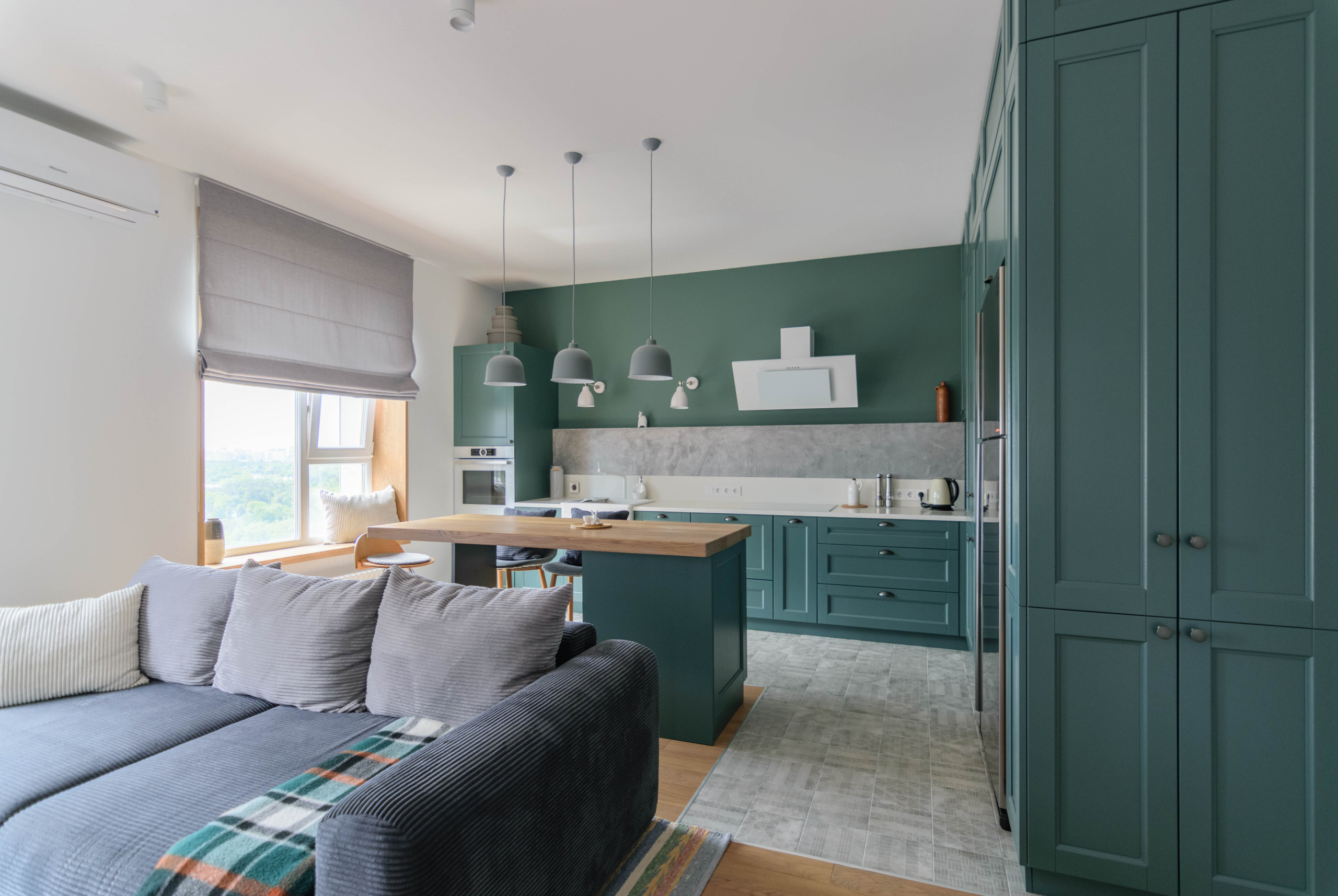 Кухня недели: Пыльно-зеленый гарнитур с островом