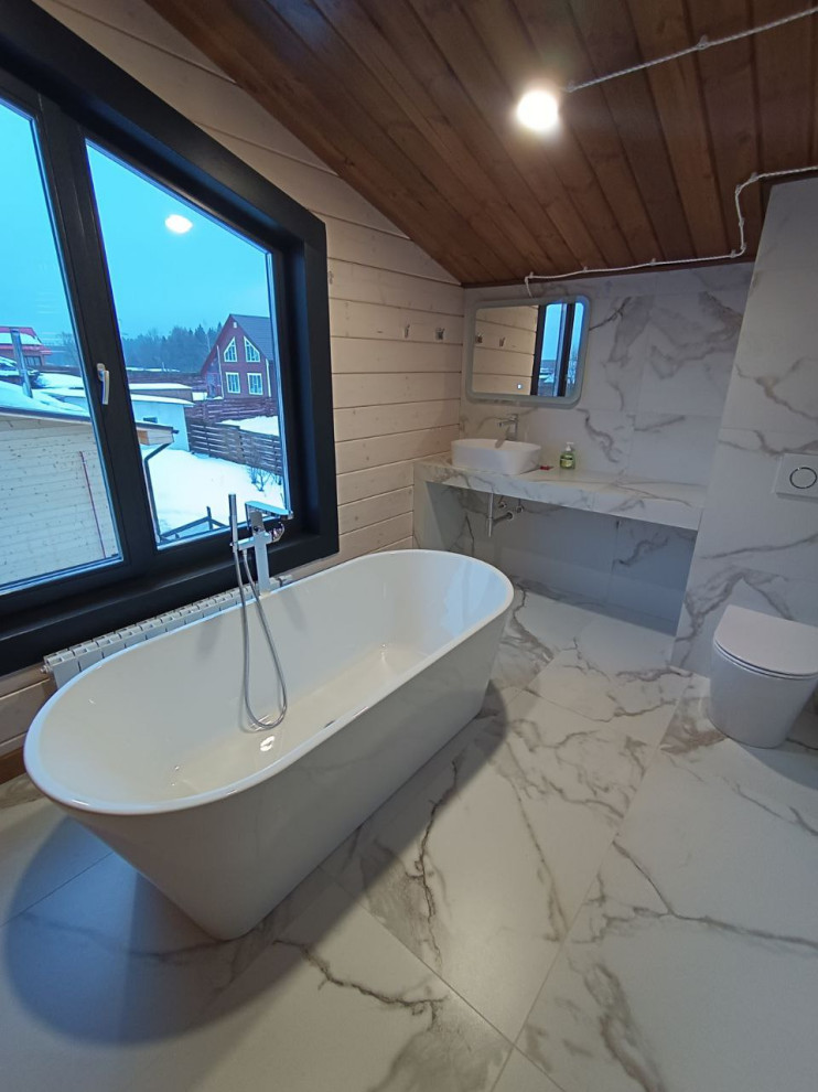 Обложка проекта: Современная ванная в доме с мансардой: керамогранит и дерево