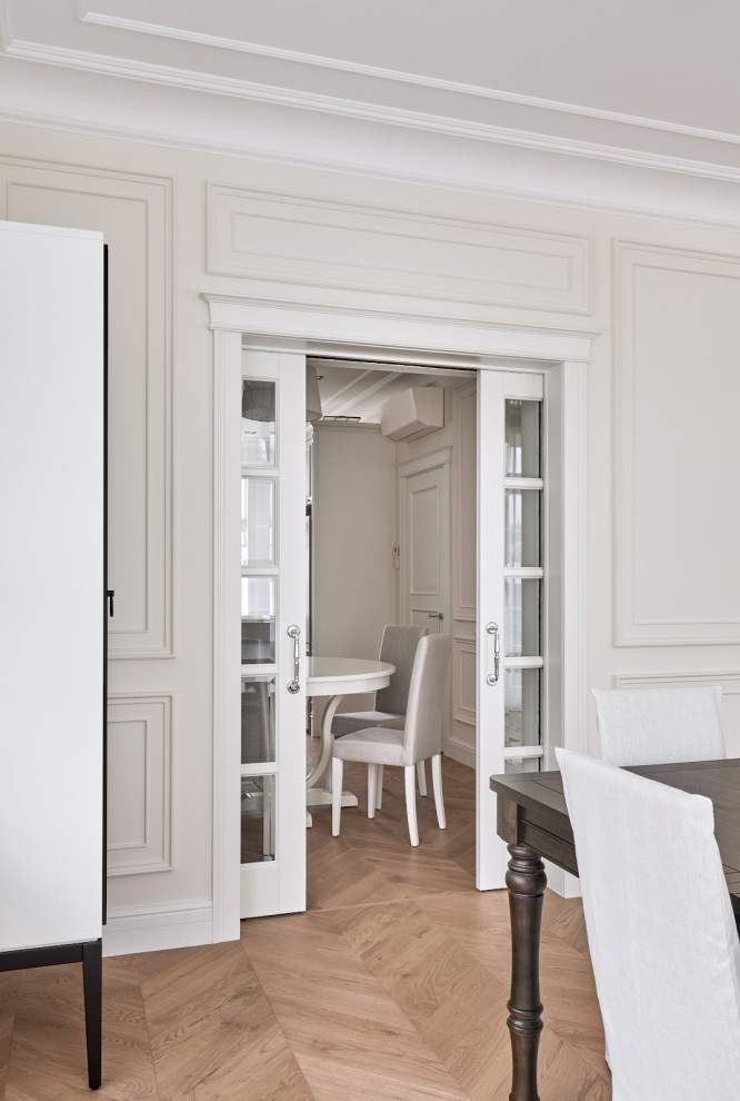 Белый Леон в светлом интерьере