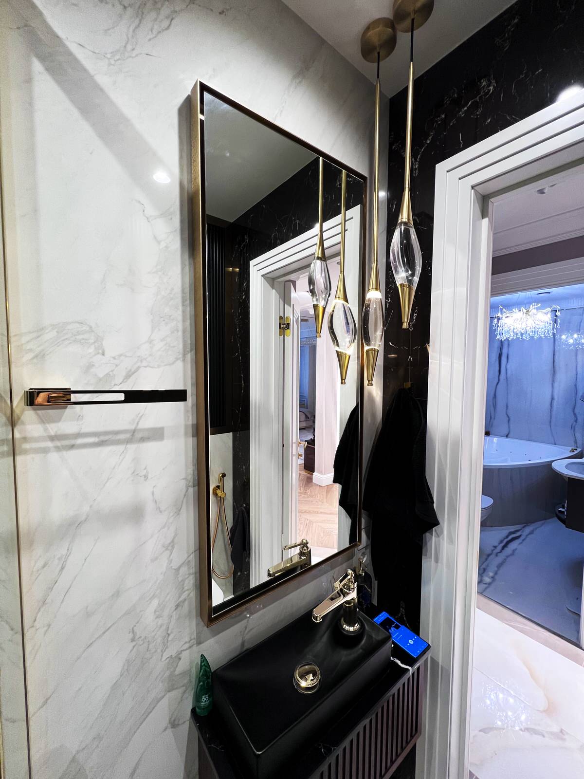 Зеркало в сатинированной раме с подсветкой