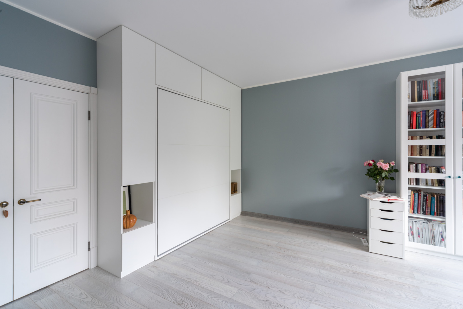 Шкаф кровать в белом цвете