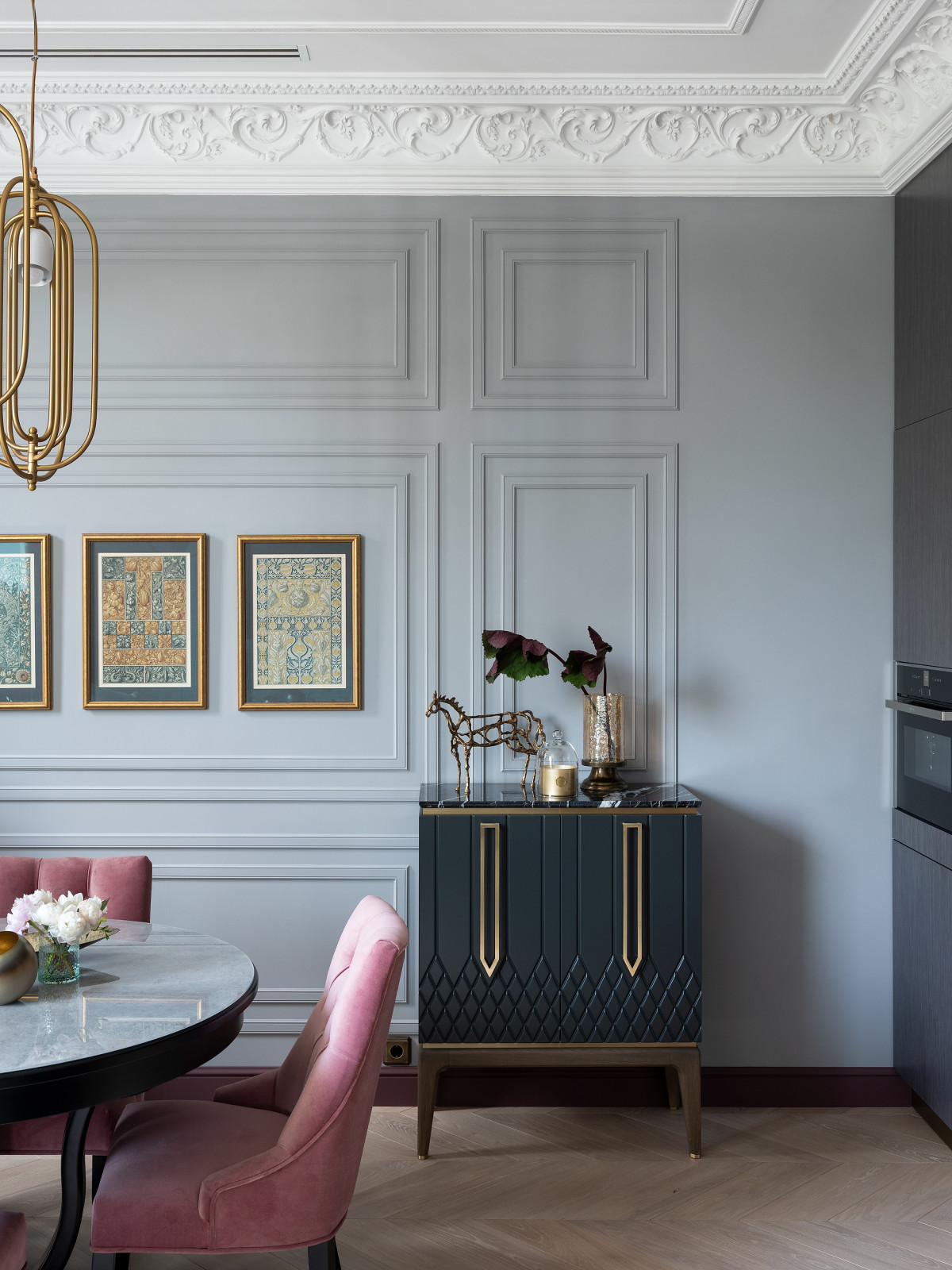 Изящная квартира в стиле неоклассики с гравюрами 18го века