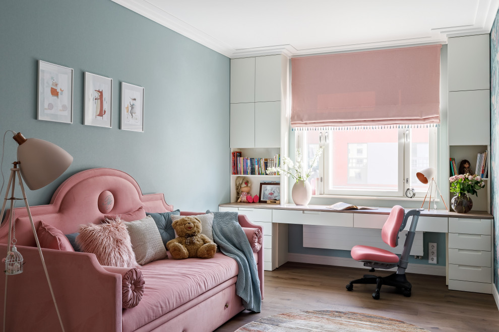 Двухуровневая квартира с лестницей из дерева и стекла