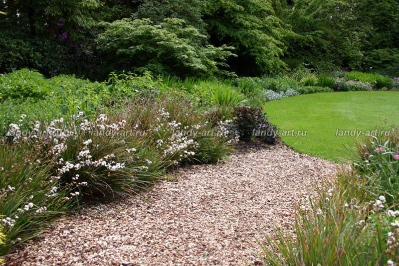 Использование сыпучих материалов в саду.