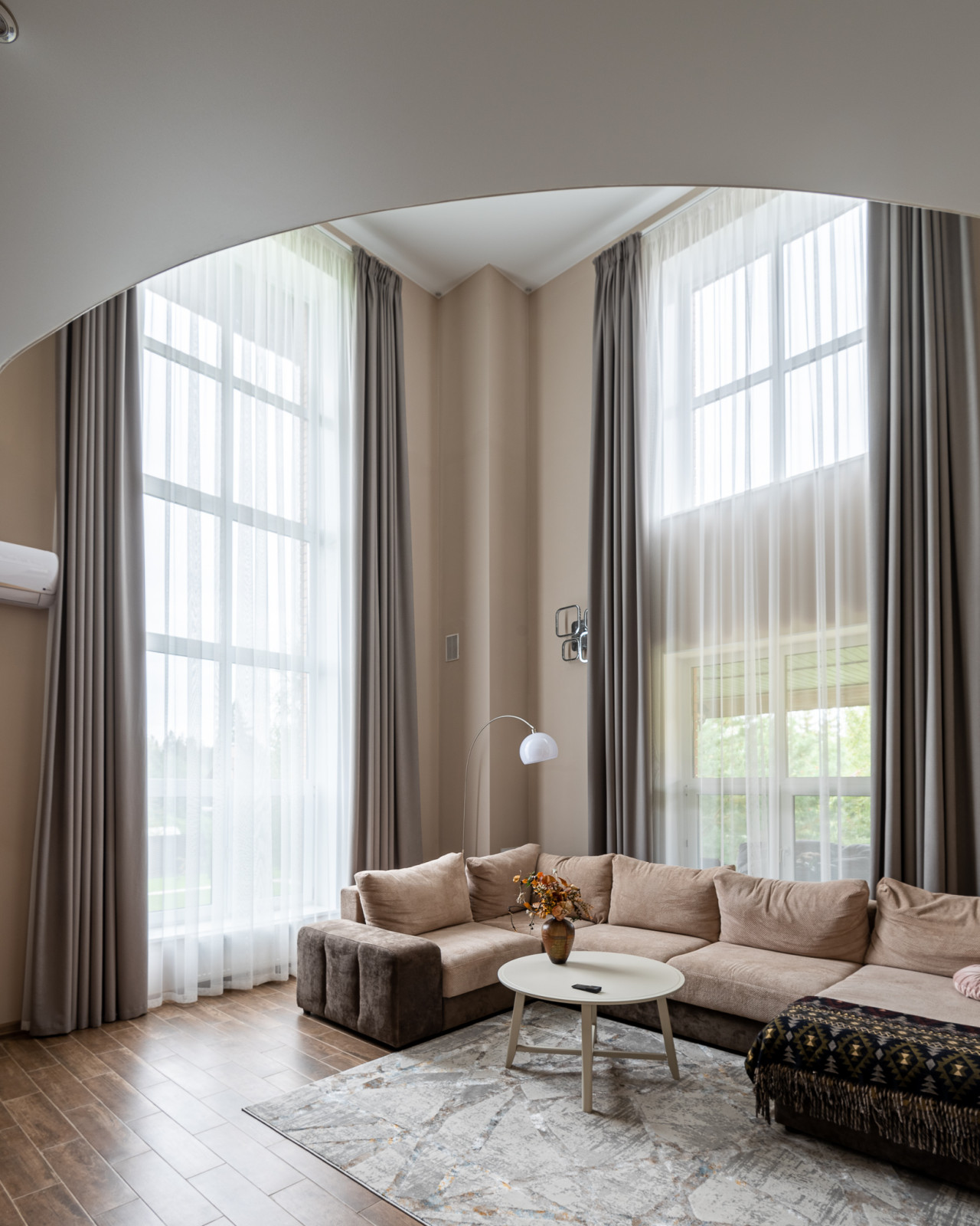 Шторы в коттедже