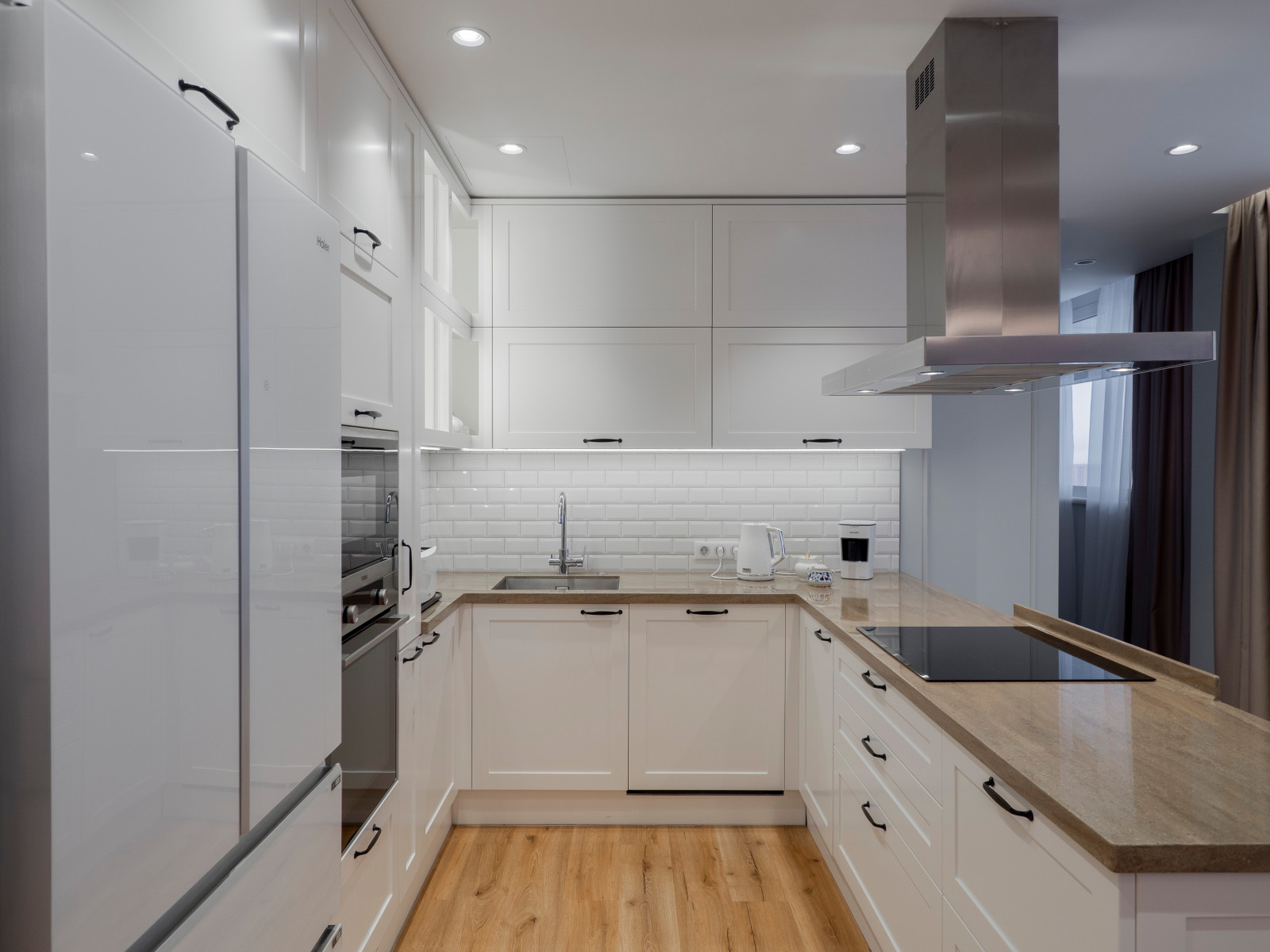 Стильная неоклассическая кухне в белом цвете