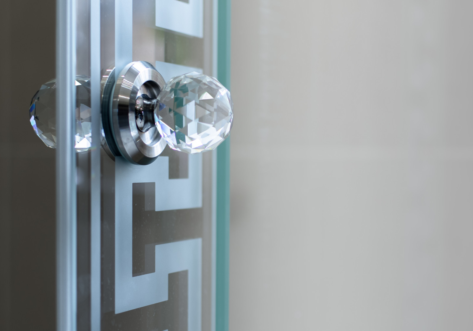 Раздвижные душевые перегородки из закаленного стекла