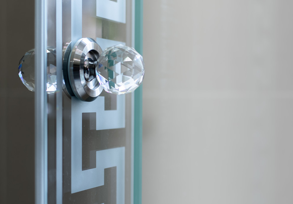 Раздвижные душевые перегородки из закаленного стекла