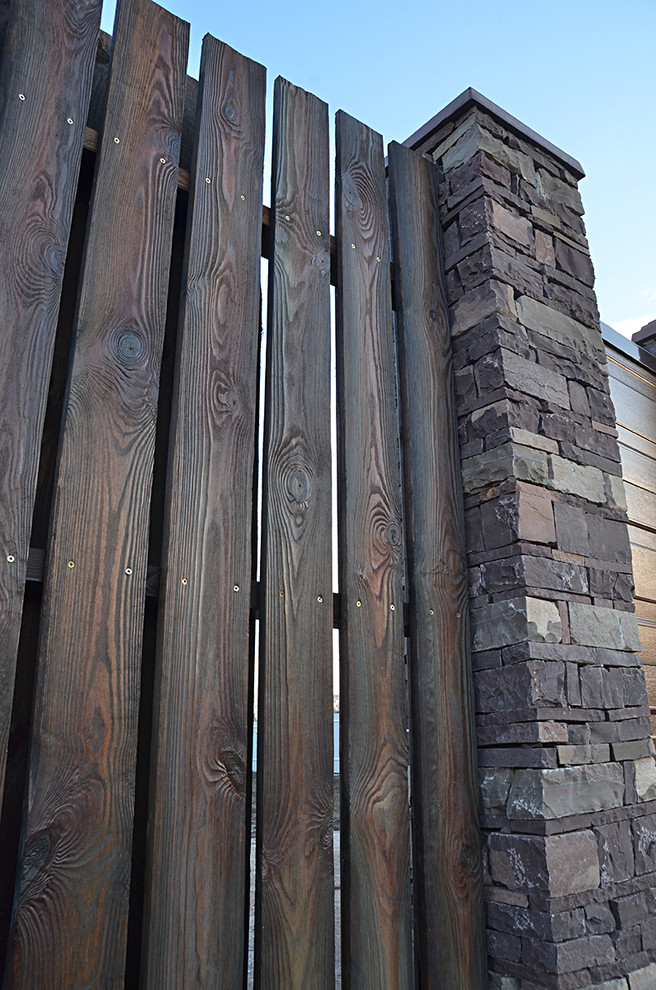 Забор, барбекю и крыльцо из кладочного камня