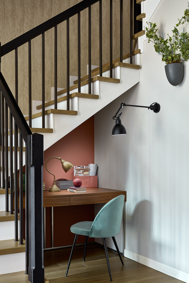 Houzz тур: Таунхаус с чёрной стеной в гостиной