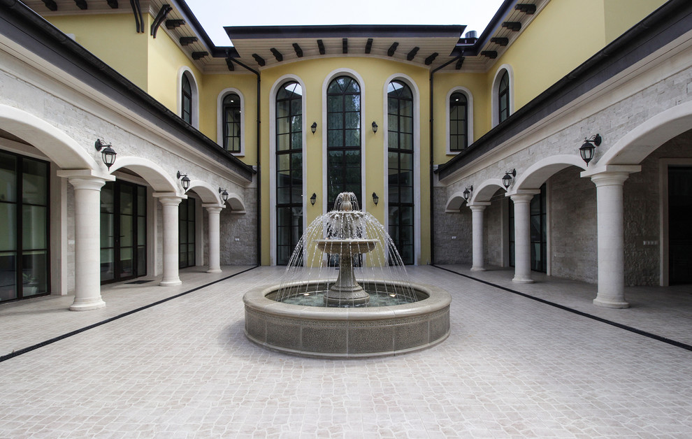 Дом в тосканском стиле. Вид на фонтан