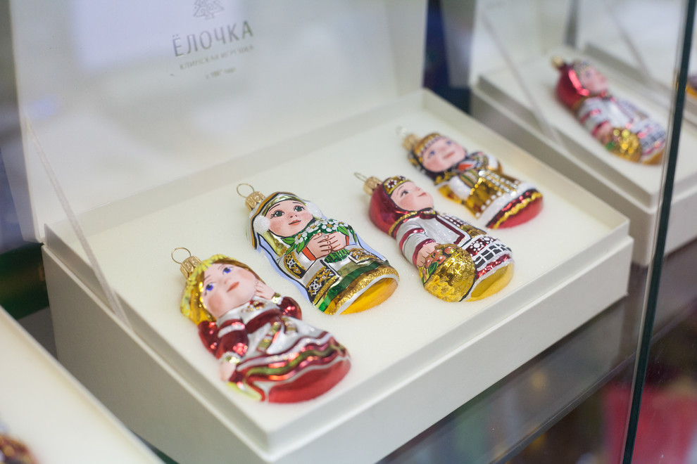 Портрет: Российские новогодние игрушки от фабрики «Елочка»