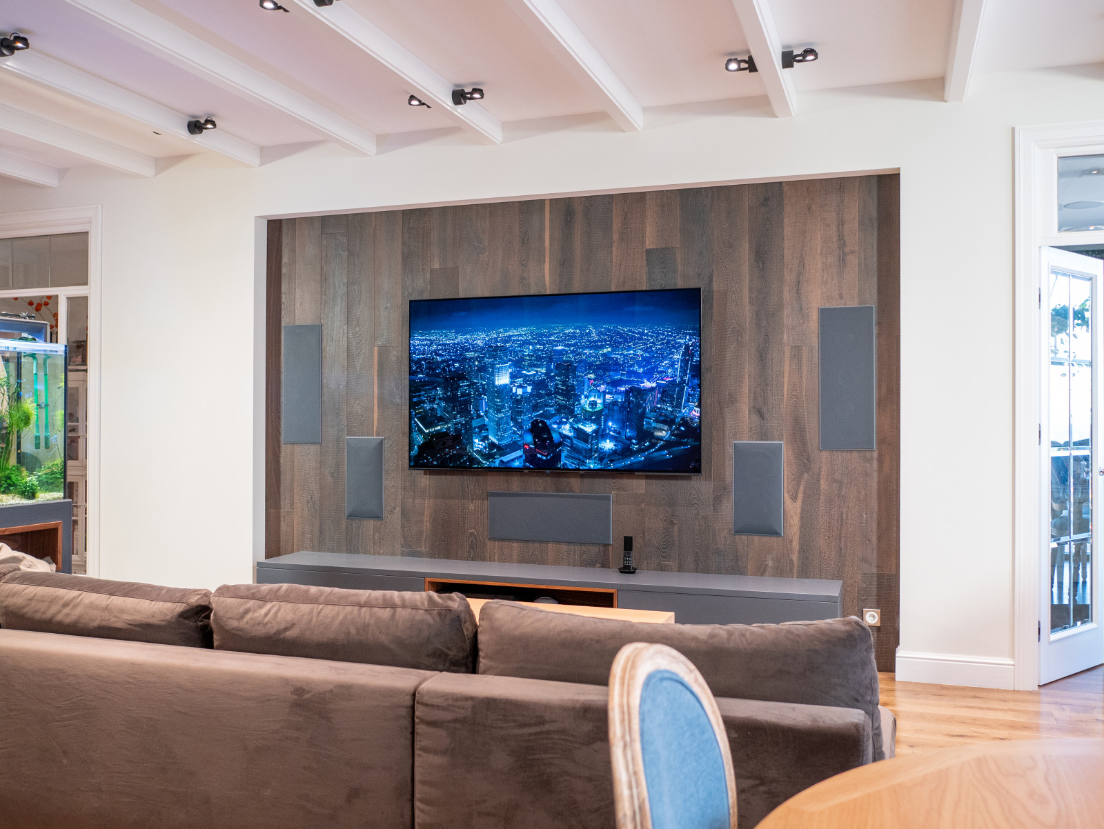 Обложка проекта: Домашний кинотеатр в современной квартире