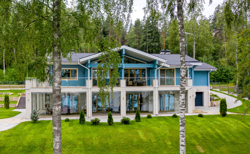 Современный коттедж на активном рельефе из комбинированных материалов