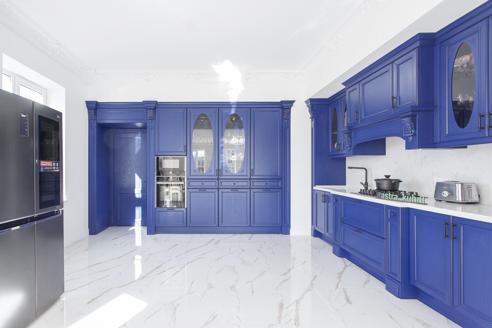 Кухня королевского синего цвета, массив ясеня, классика.
