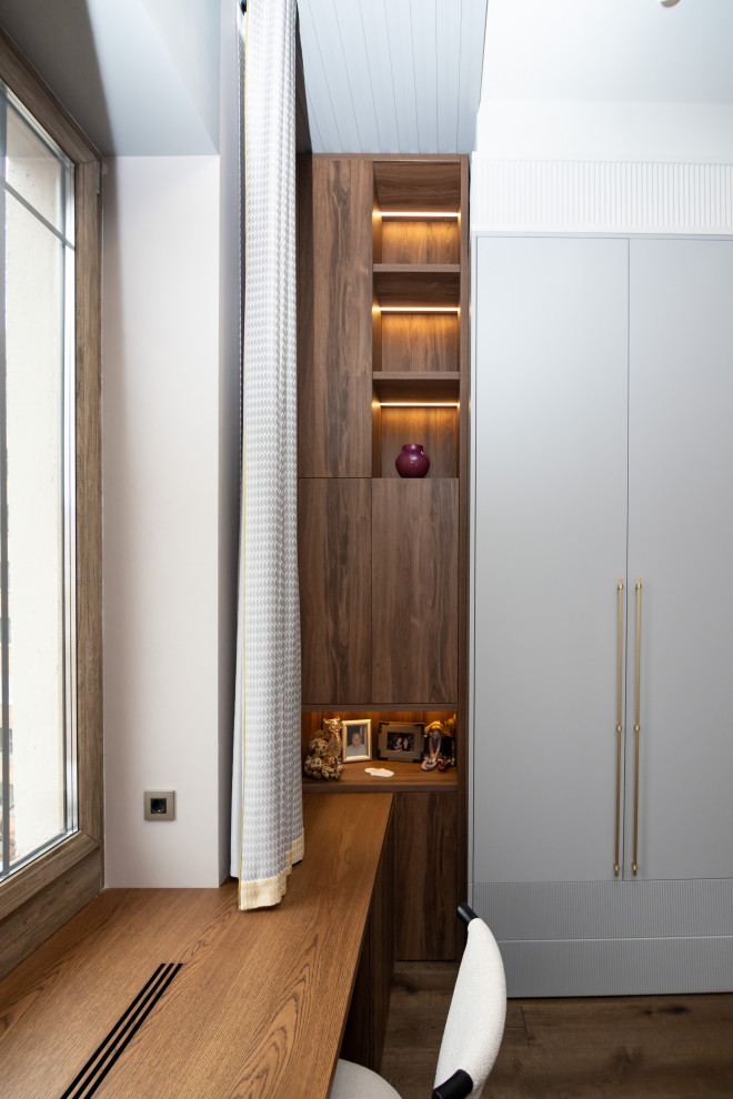 Меблировка спальни: шкаф, стеллаж и стол-подоконник