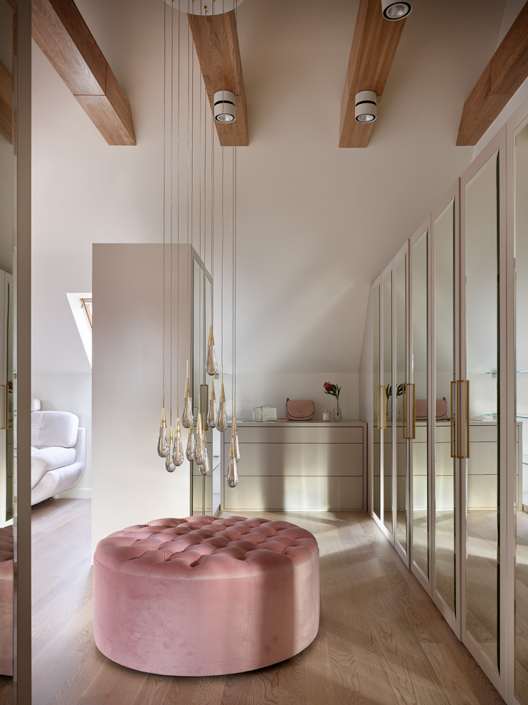 Гардеробная хозяйки с большим удобным пуфом для выбора нарядов расположилась на