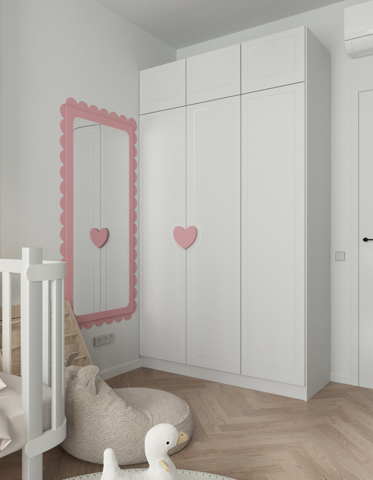 Яркие акценты и универсальная детская: интерьер для молодой семьи с дочкой