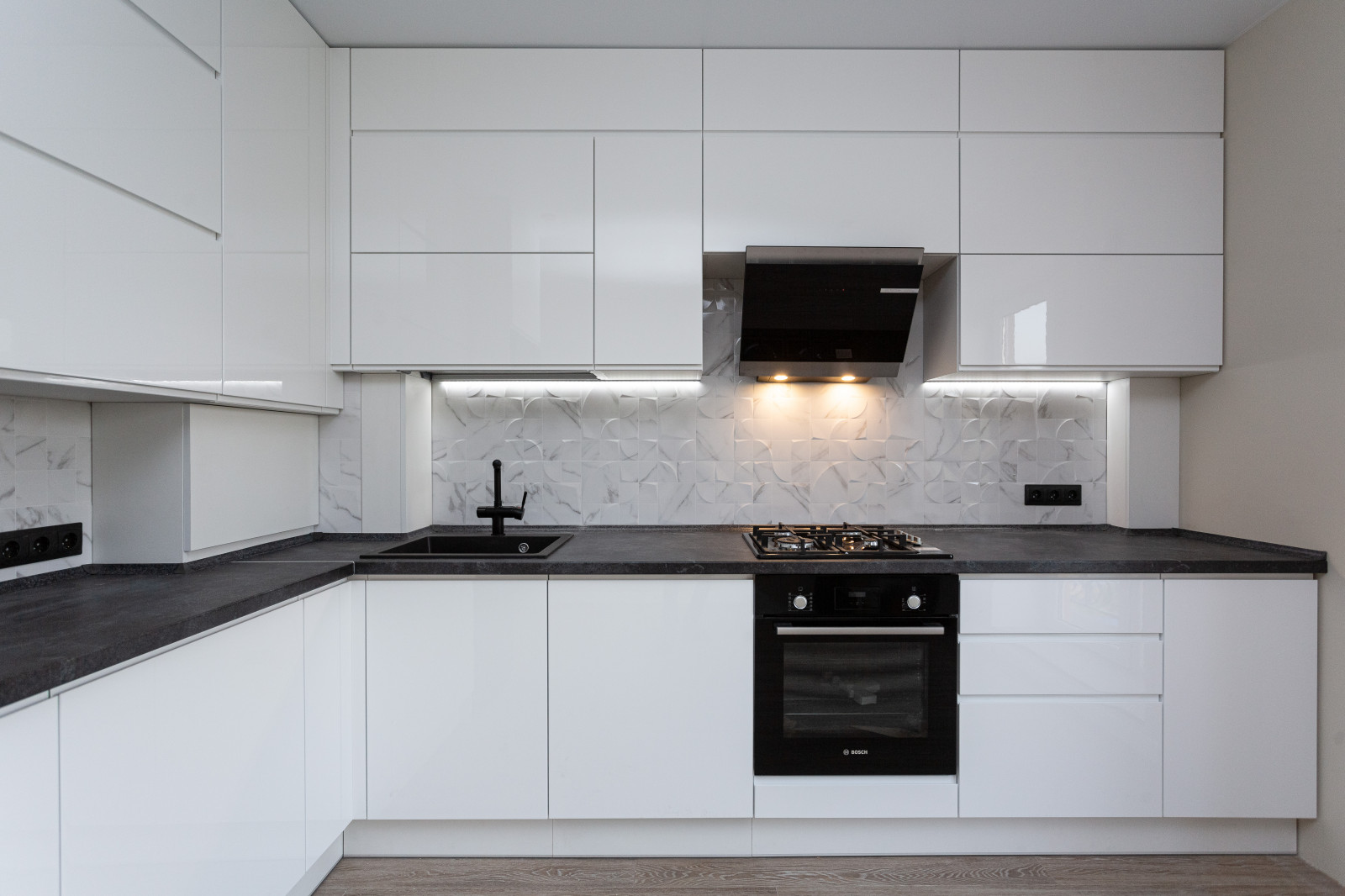 Черно-белая глянцевая кухня в современном стиле