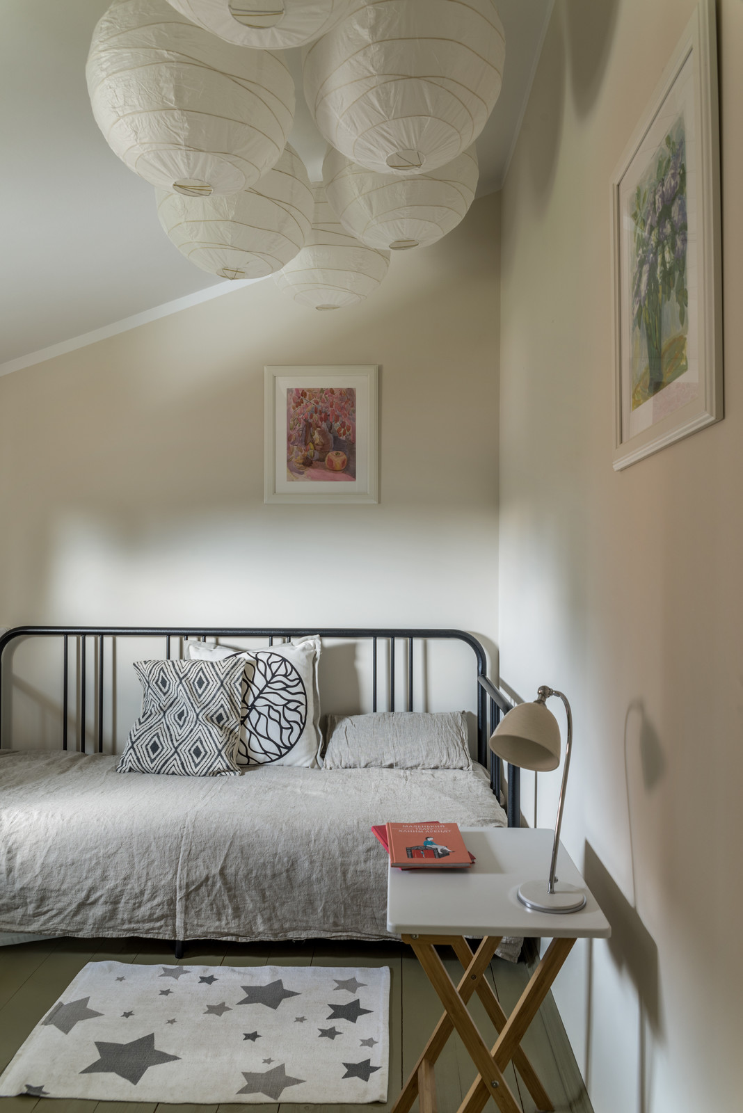 Houzz тур: Бюджетная дача с оранжевыми дверями