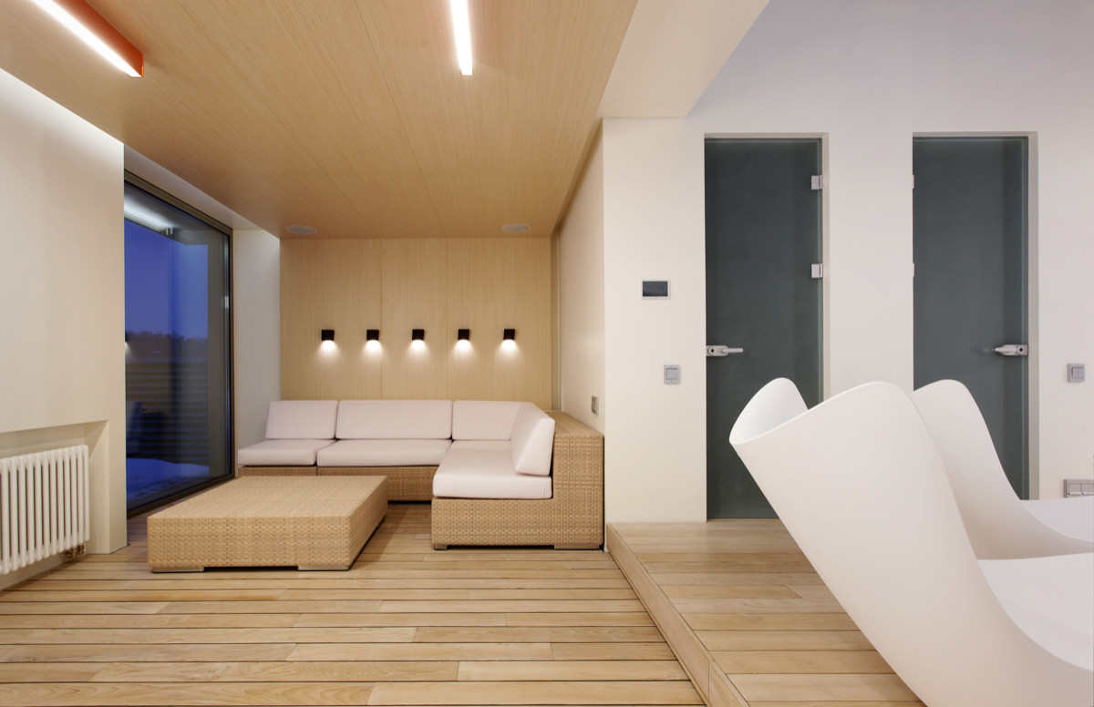 здание и интерьер бассейна на Новой Риге