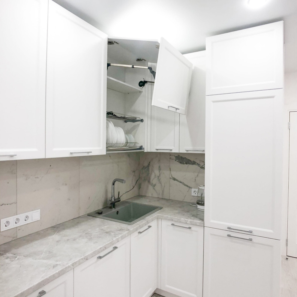 Кухня с белыми эмалевыми фасадами