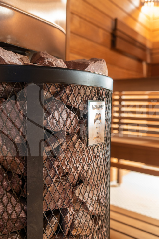 Современная баня в стиле барнхаус с отделкой из амбарной доски и доски Шале