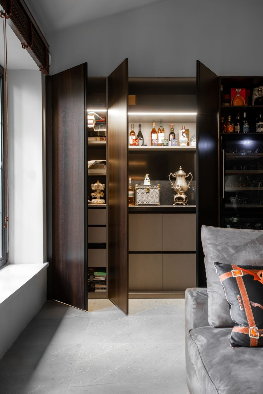 Современная гостиная в загородном доме