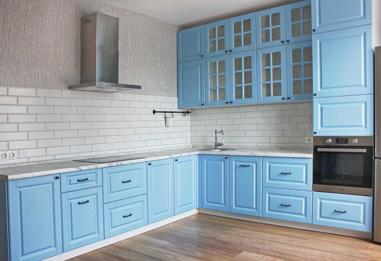 Голубая кухня в стиле "современная классика"