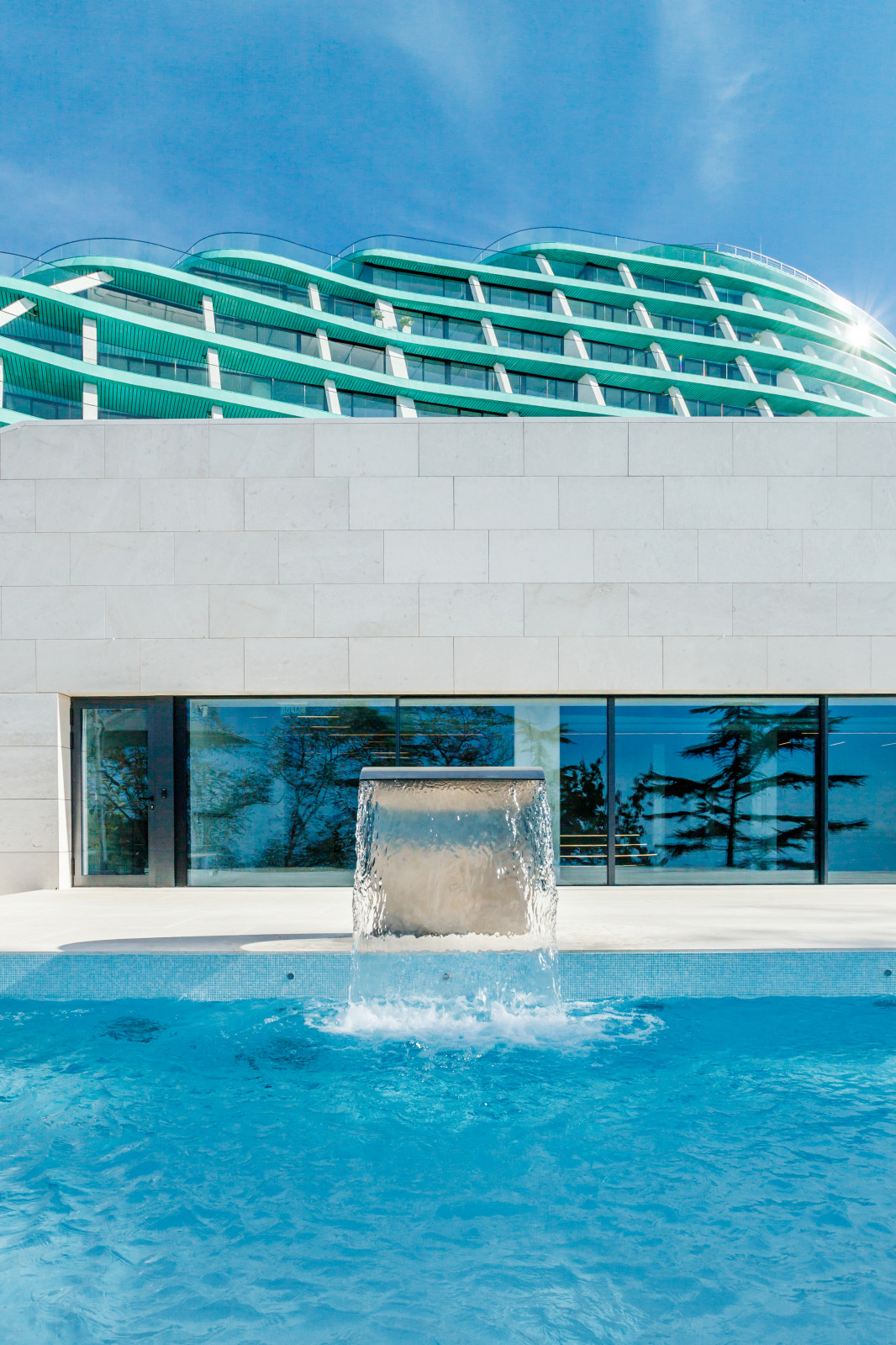 Открытый бассейн infinity в REEF RESIDENCE.