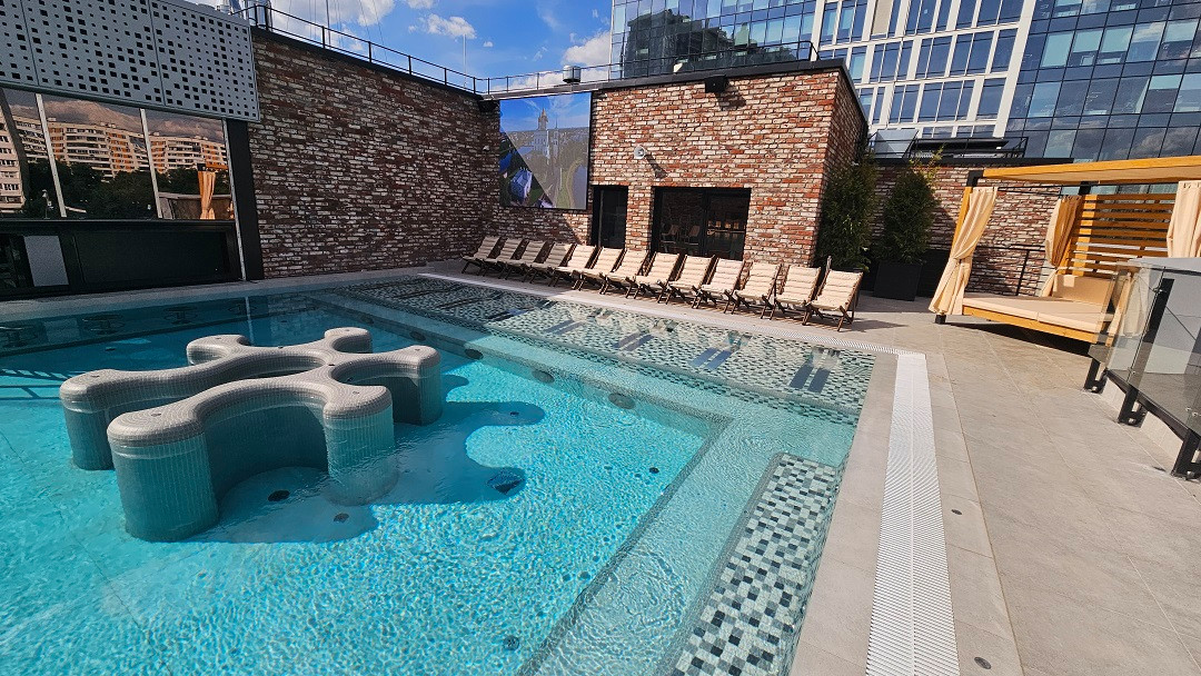 Бассейн на крыше "Грэмм Сити"
