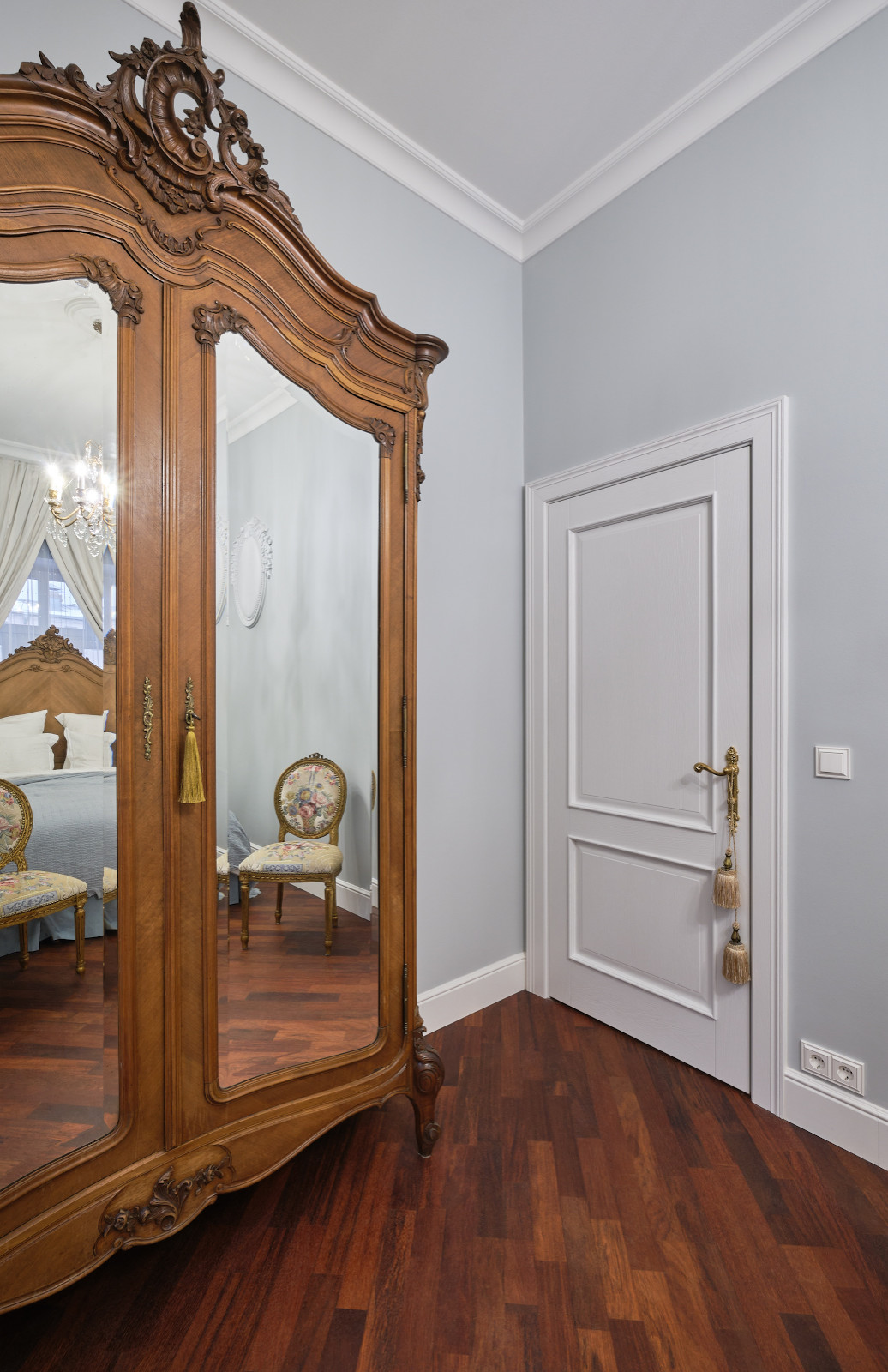 Классический интерьер с Орлеаном в отделке дуб