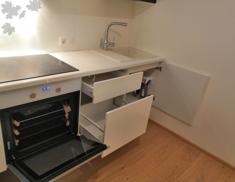 Подвесная глянцевая кухня