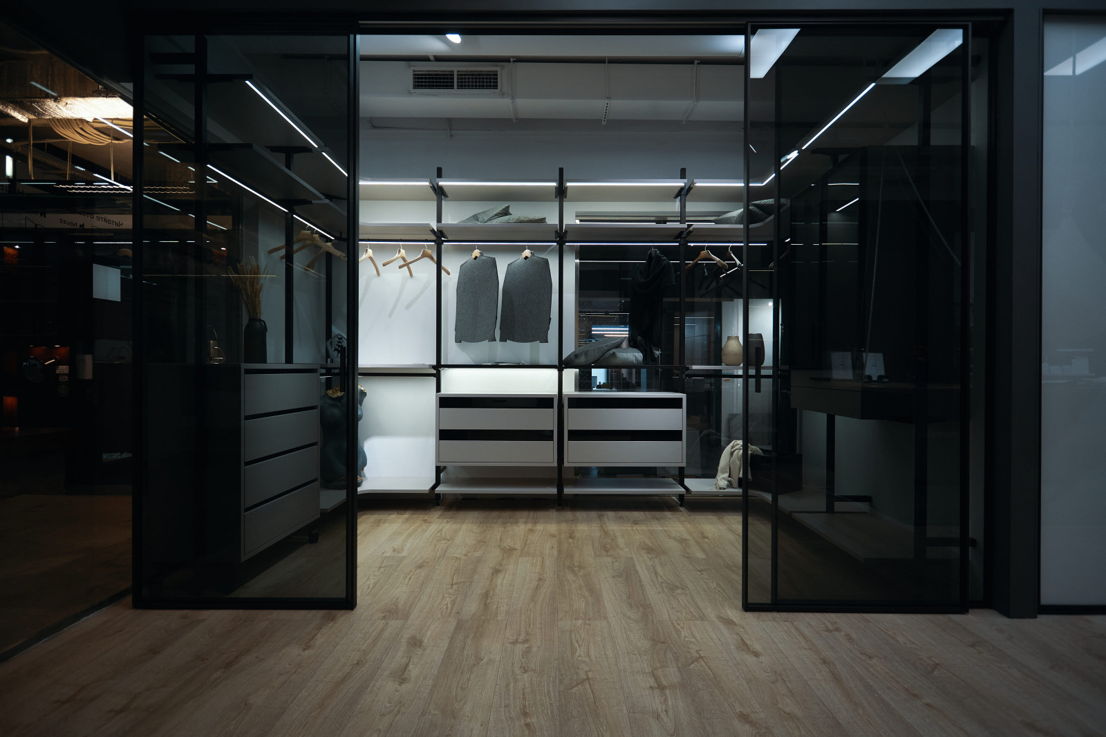 Гардеробная система UNO raumplus с раздвижными подвесными дверьми