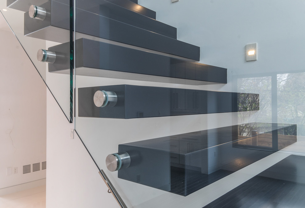 Лестничные ограждения из стекла в частном доме