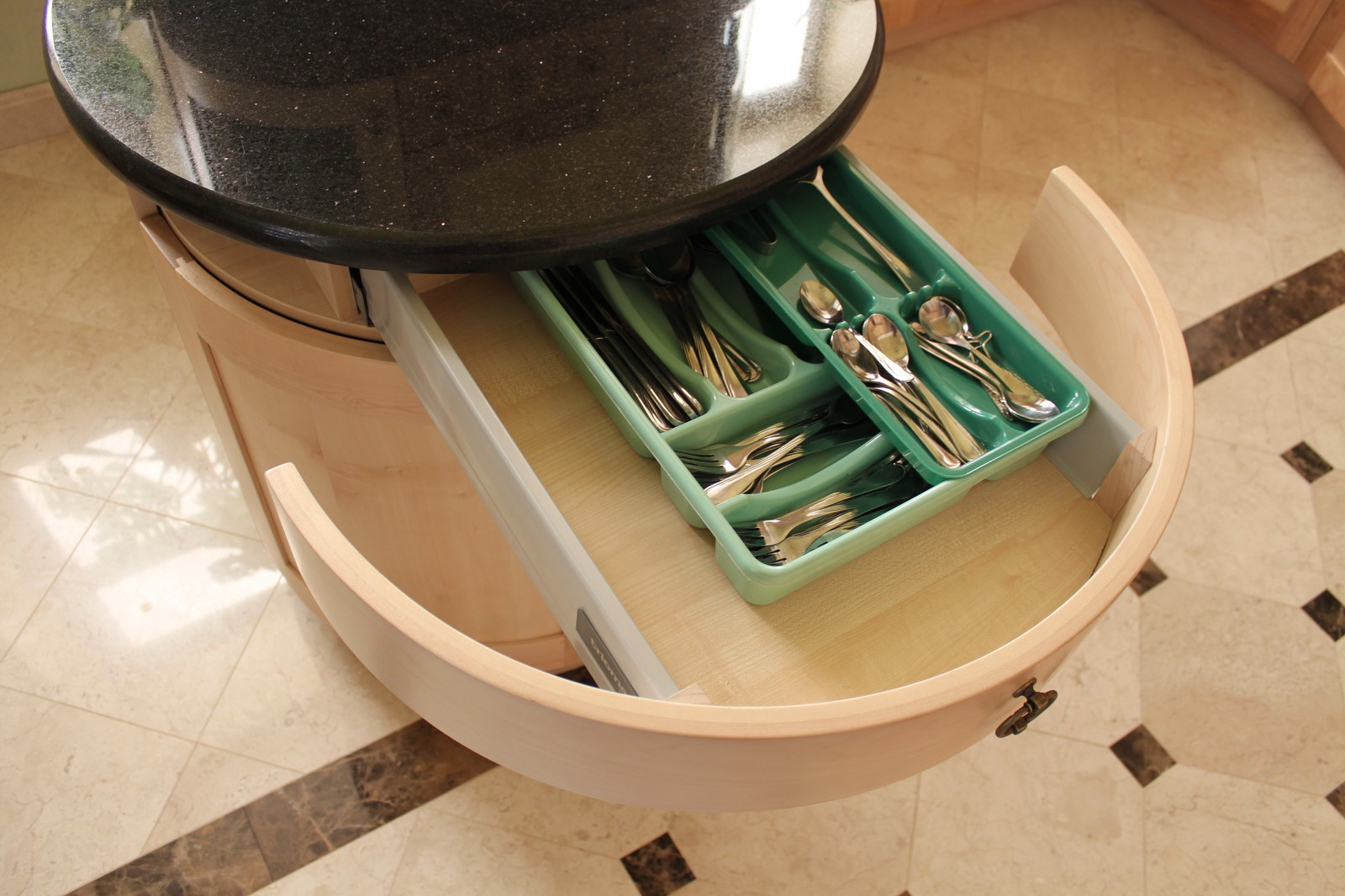 Кухня с кленовым фасадом и всякими хитростями