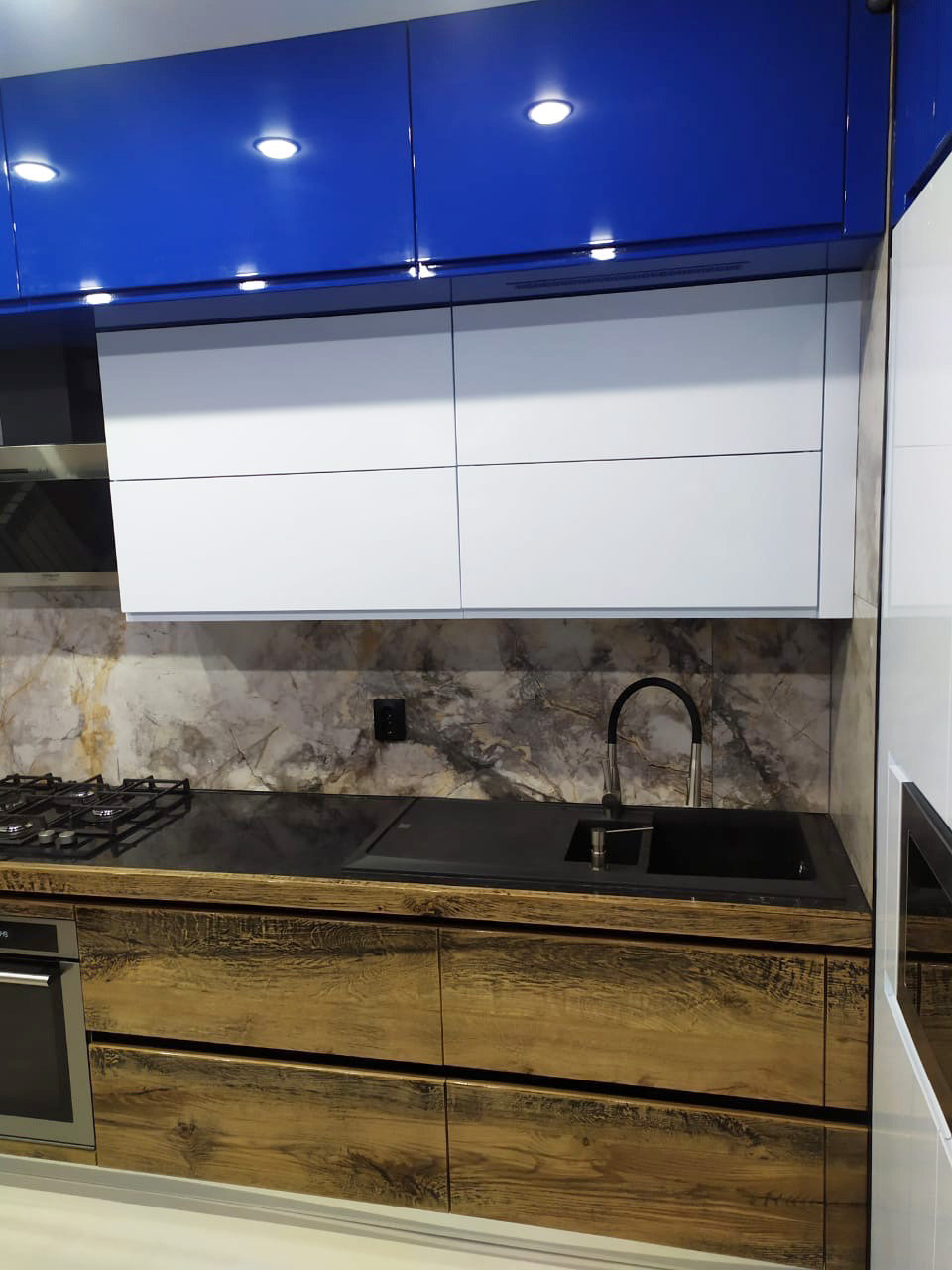Кухня в совремееном стиле с фасадами из шпона