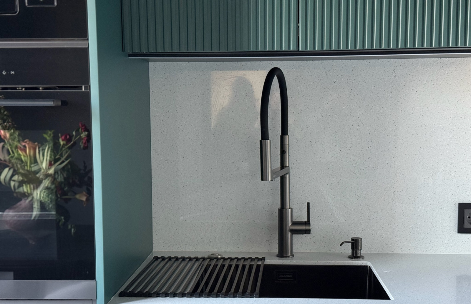 Кухня  угловая  в цвете Диамант серый