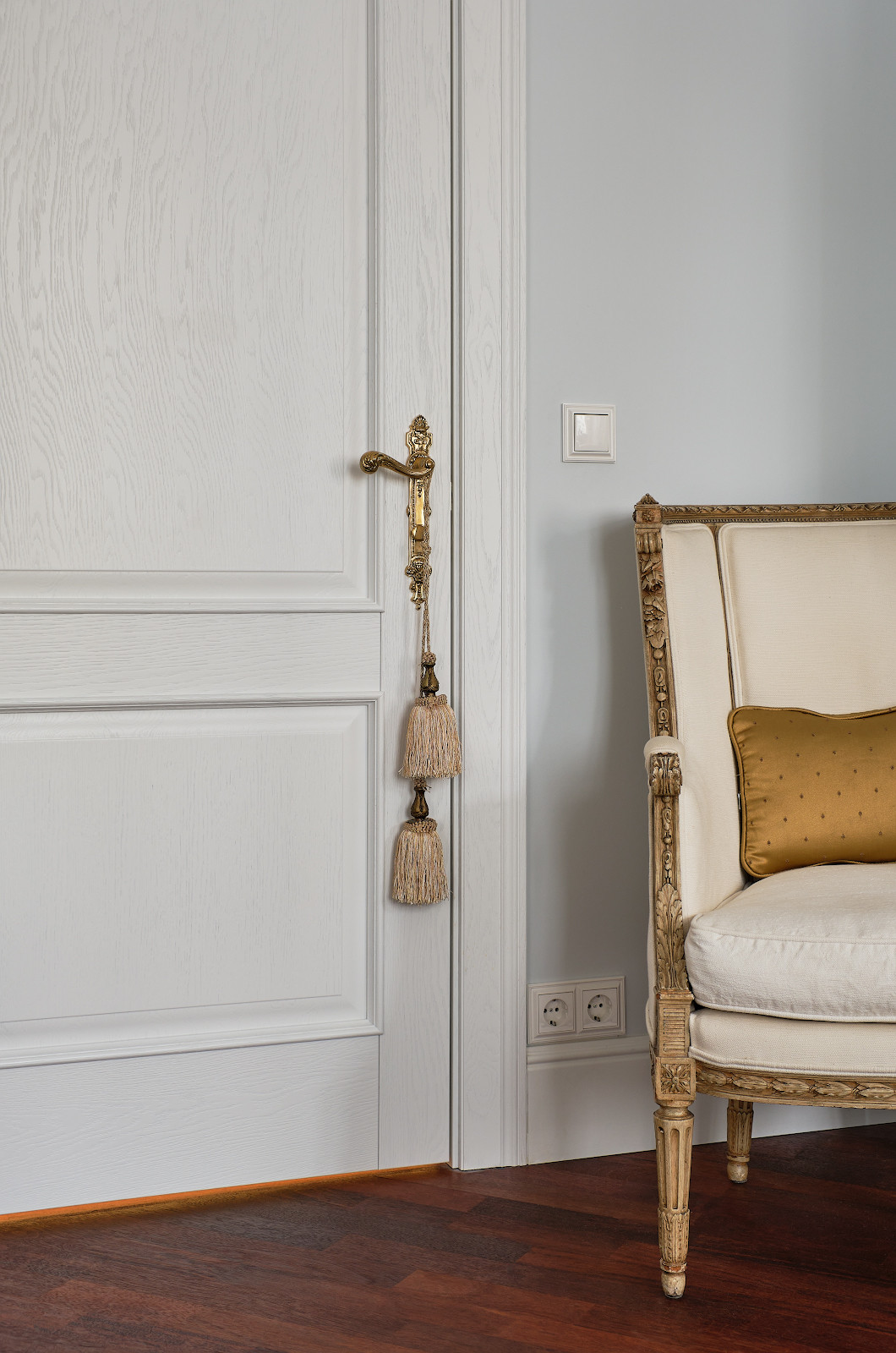 Классический интерьер с Орлеаном в отделке дуб