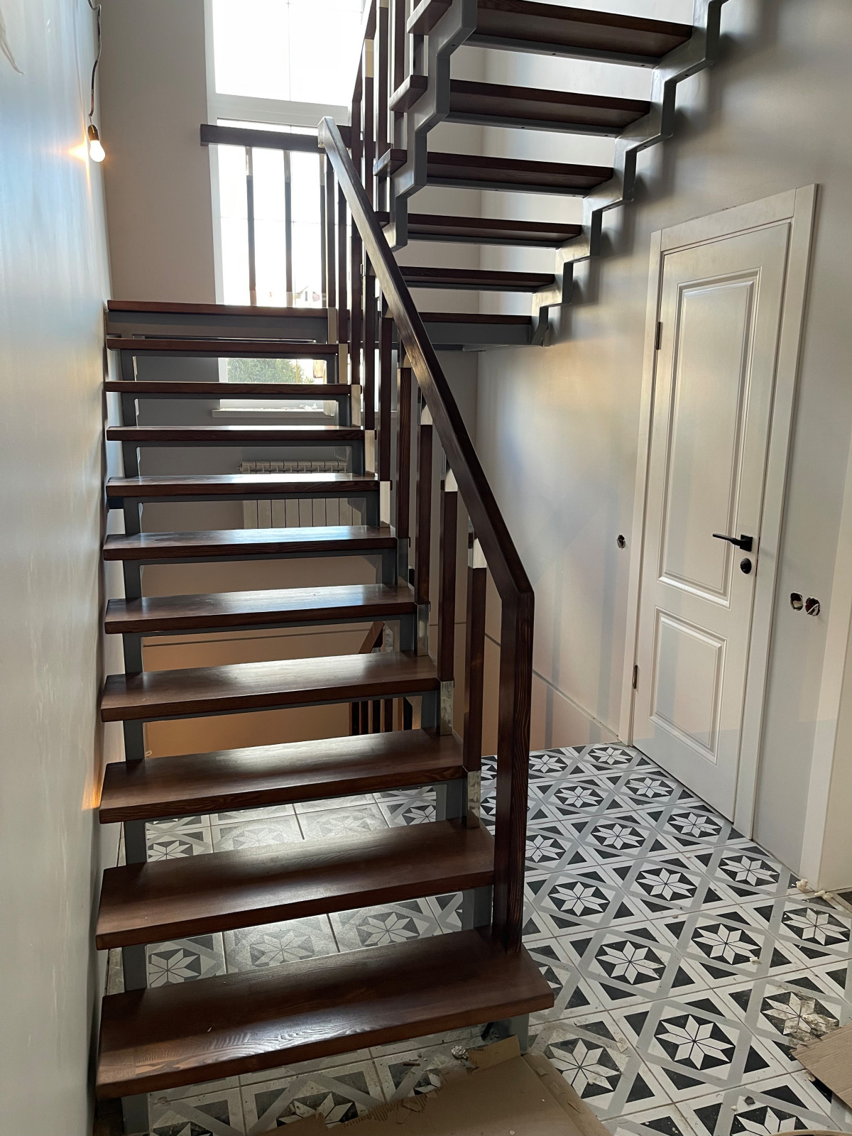 Лестница с квадратными балясинами с металлом